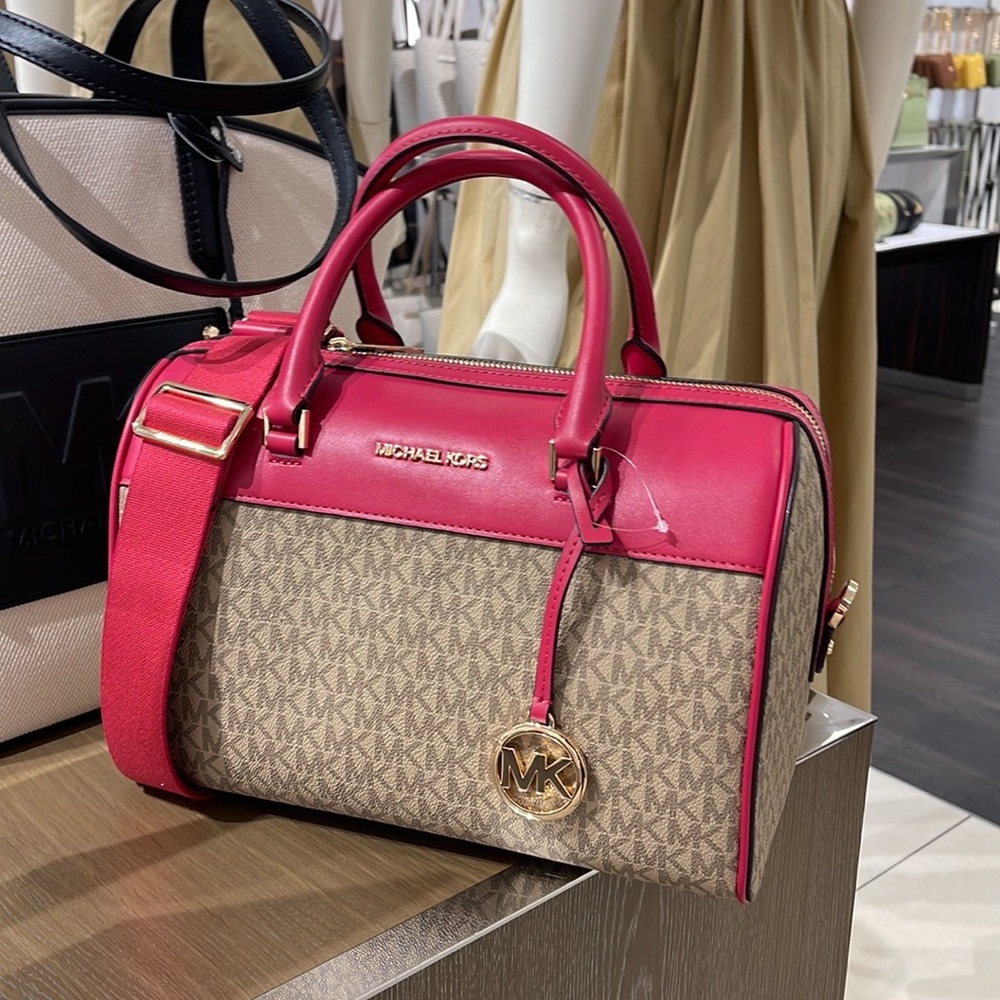 Michael Kors med Duffel Travel - Leather/Coated
Carmine Pink
MD DUFFLES
NWT - Picture 15 of 16